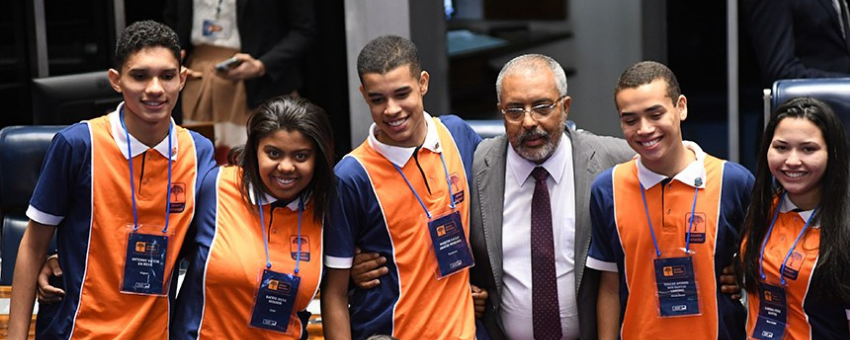 Senadores comemoram volta do programa Jovem Senador