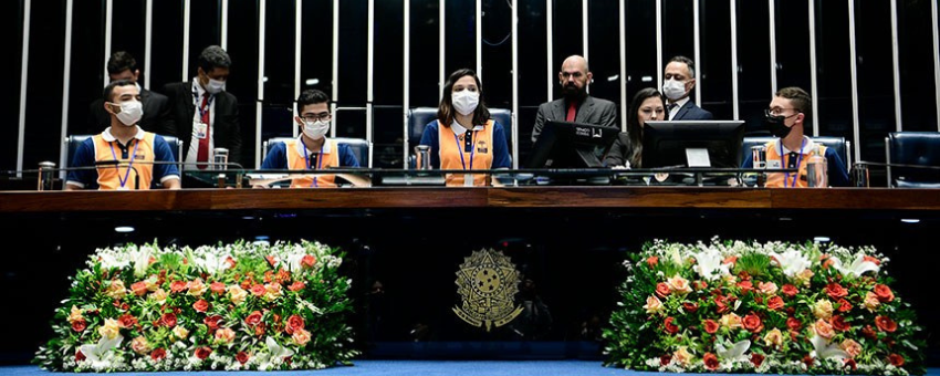 ‘Jovens senadores’ tomam posse e elegem integrantes da Mesa Diretora