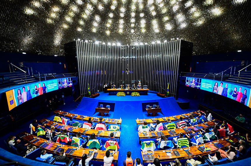 Participantes no Plenário durante a cerimônia de abertura