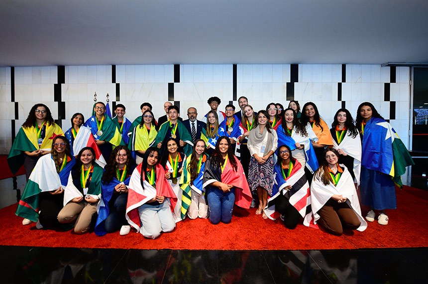 Os 27 vencedores do concurso de redação de 2025 chegam ao Congresso