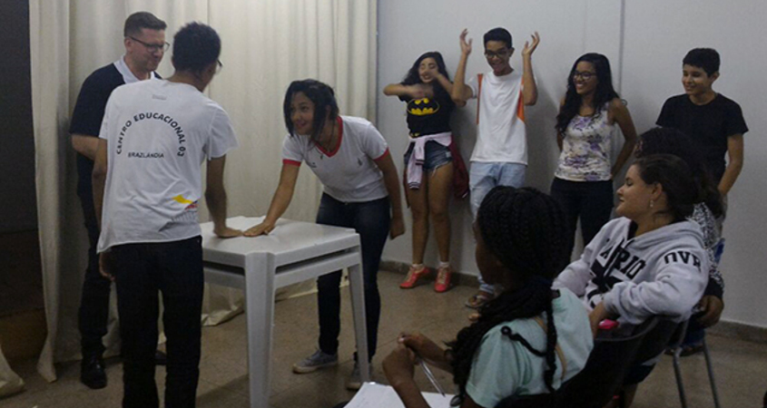 Alunos do Centro Educacional 03 de Brazlândia participam de jogo de perguntas e respostas sobre as Olimpíadas com a equipe do Jovem Senador