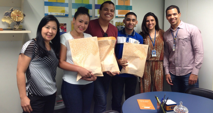 Foto, da esq. para a dir.: Márcia Yamaguti, coordenadora do projeto; os jovens Noemi (DF), Ricardo (SE) e Lucas (AP); e os membros da equipe organizadora Amana Veloso e Daniel Pinto.