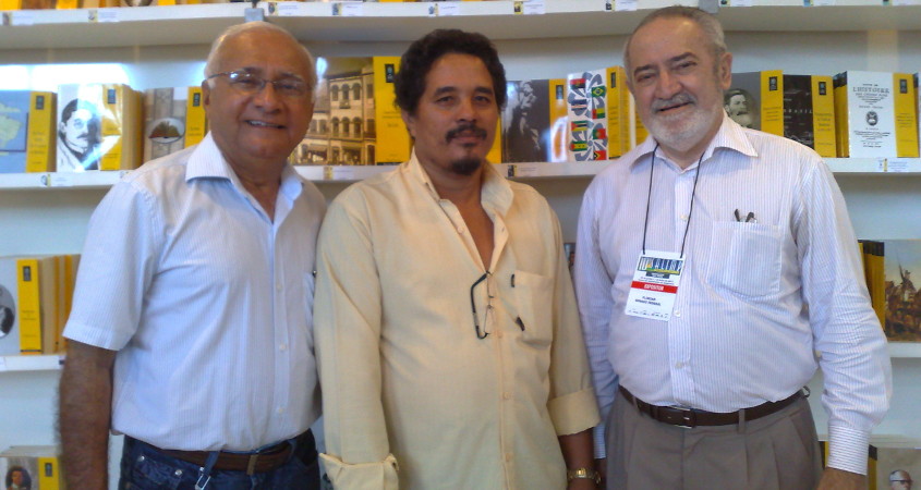 Da esq. para dir.: Agostinho Noleto, Orlando Silva e Florian Madruga (diretor da Gráfica do Senado) no estande do Senado Federal