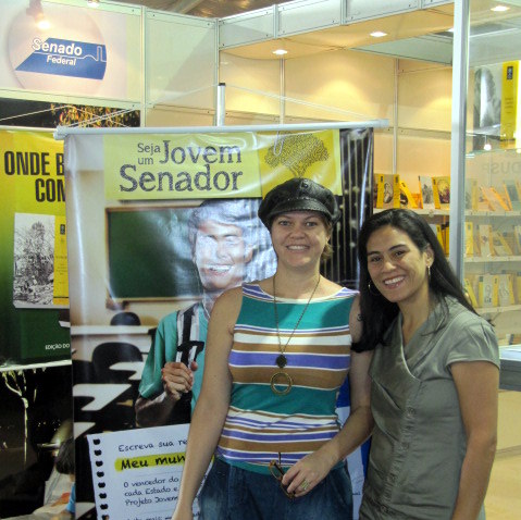 Caroline Cardoso (E) e Tatiana Perna no estande do Senado Federal