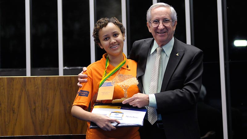 Júlio Gregório, Secretário de Educação do DF, entrega o troféu da Jovem Senadora Isabelle