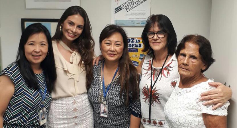 Da esq. para a dir.: Márcia Yamaguti, coordenadora do projeto; Nathalia Janones (MT), Rosemari, membro da equipe organizadora, tia e avó da Jovem Senadora 