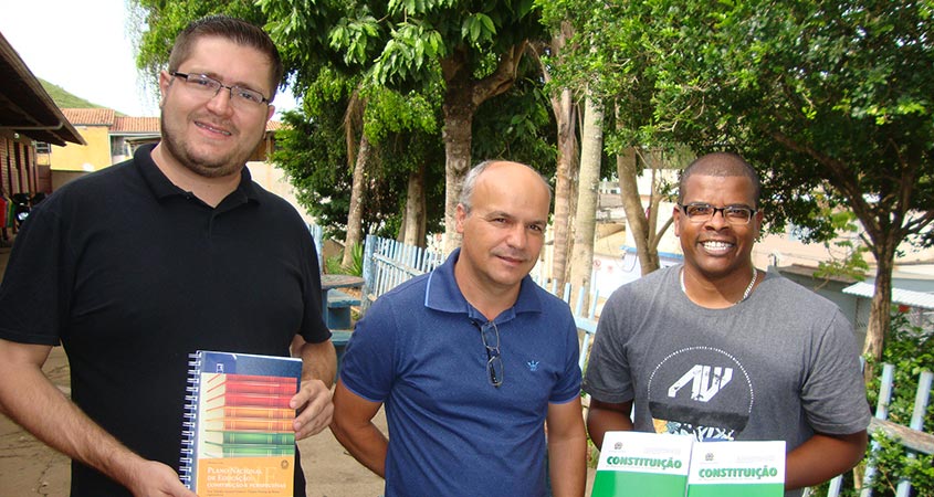 Da esquerda para a direita, Sec. de Educação Rodrigo Carvalho, Prefeito Abílio Franchini e Diretor Hermes Barbosa 