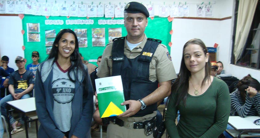 Tenente Hudson do Comando da Polícia Militar realiza palestra na Escola Bom Jesus do Madeira 