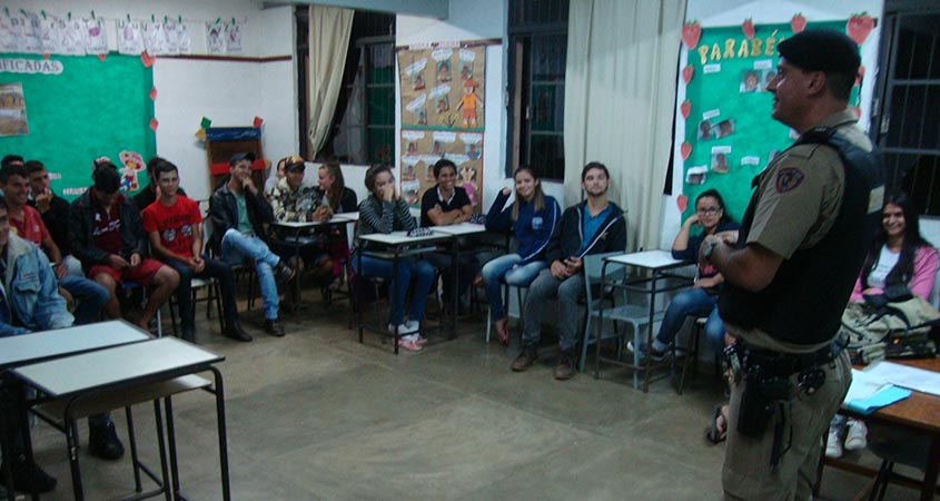 Alunos da Escola Estadual Bom Jesus do Madeira 
