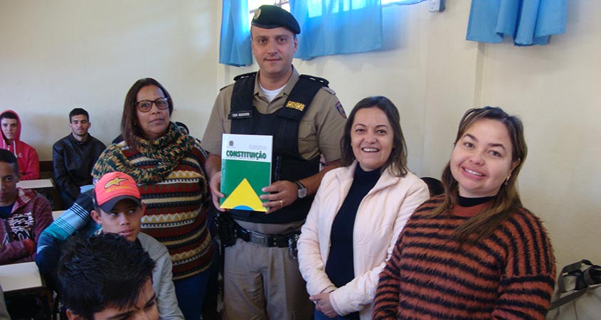 Tenente Hudson entrega exemplar da Constituição para a Diretora da Escola Estadual Ribeirão do Jorge 