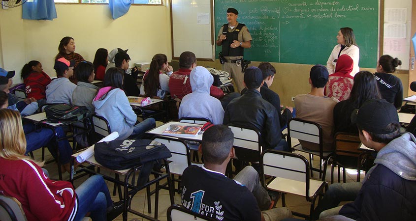 Palestra da Polícia Militar na Escola Estadual de Ensino Médio e Fundamental Ribeirão do Jorge