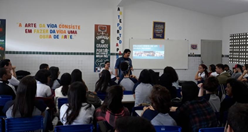 Pedro divulga o Jovem Senador 2018 na Escola Cidadã Integral Félix Araújo, em Campina Grande-PB