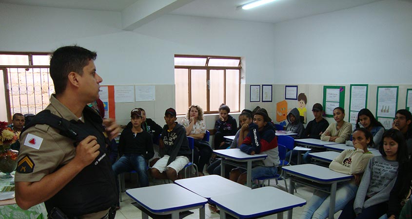 Alunos da Escola Estadual São Pedro do Glória participam de Palestra sobre os 30 anos da Constituição Cidadã 