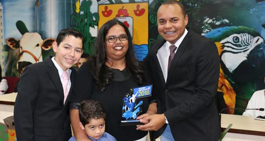  Jovem Senador Carlos Henrique entrega o Prêmio Jovem Brilhante para a aluna Silvaneide Cruvinel