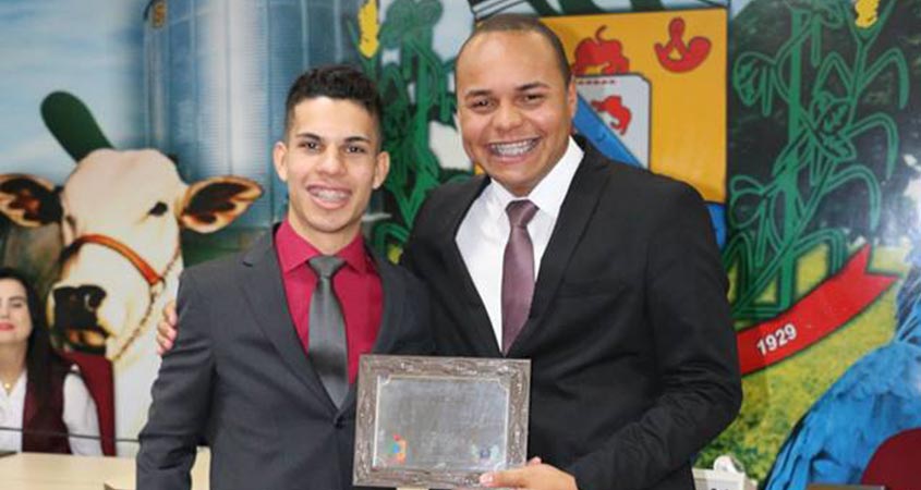 Fernando Bononi, Presidente da Câmara Jovem de Rio Brilhante, à esquerda, homenageia o Jovem Senador Carlos Henrique 