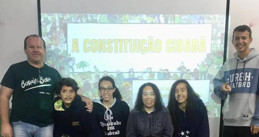 Professor Francis Lobo e os alunos da Escola Técnica Padre Carlos Leôncio da Silva