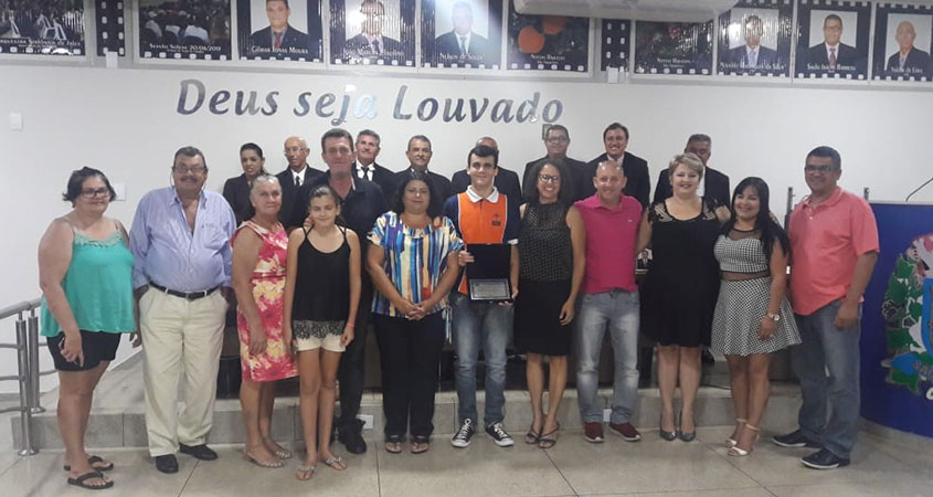 Matheus Carabolante na companhia de sua família recebe menção honrosa na Câmara Municipal de São Francisco