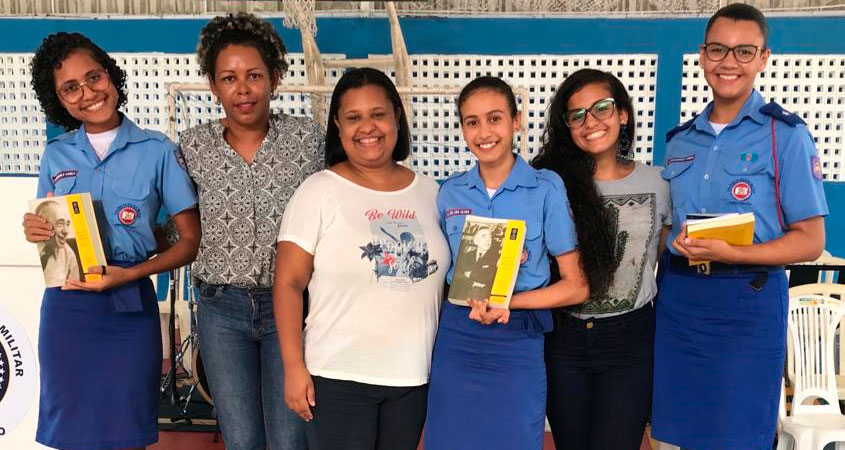 Débora Callender (a esquerda) da Secretaria de Educação de Pernambuco, Professora Juliana de Paula (ao centro) e Julia Leone, acompanhadas das alunas do Colégio da Polícia Militar de Pernambuco.