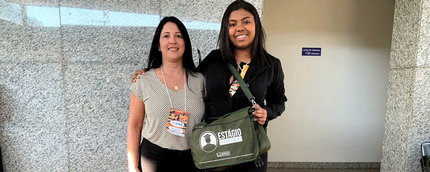 A coordenadora Vanessa de Almeida acompanha Rackel Resende no Parlamento Jovem Brasileiro