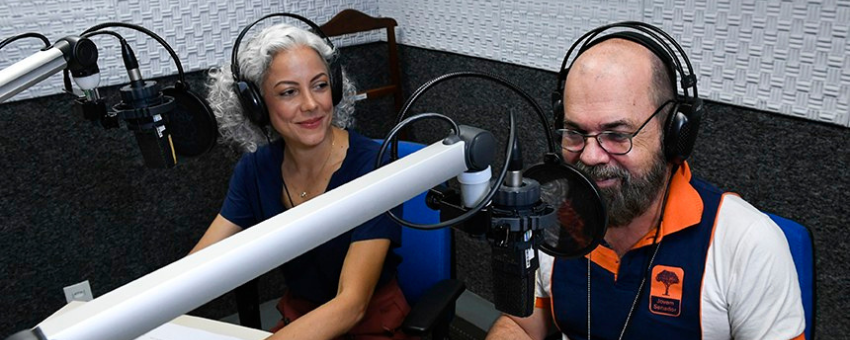 Diretora da Secretaria de Comunicação Social do Senado, Érica Ceolin, anuncia o nome dos 27 ganhadores do projeto Jovem Senador 2022 ao lado de Antônio Carlos Burity, chefe da equipe do projeto