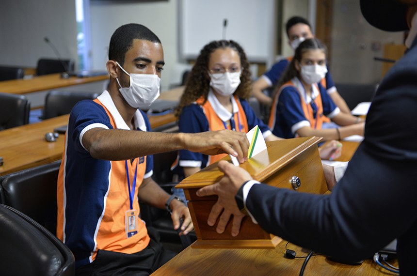 Jovens senadores e senadoras votam propostas legislativas na próxima sexta-feira