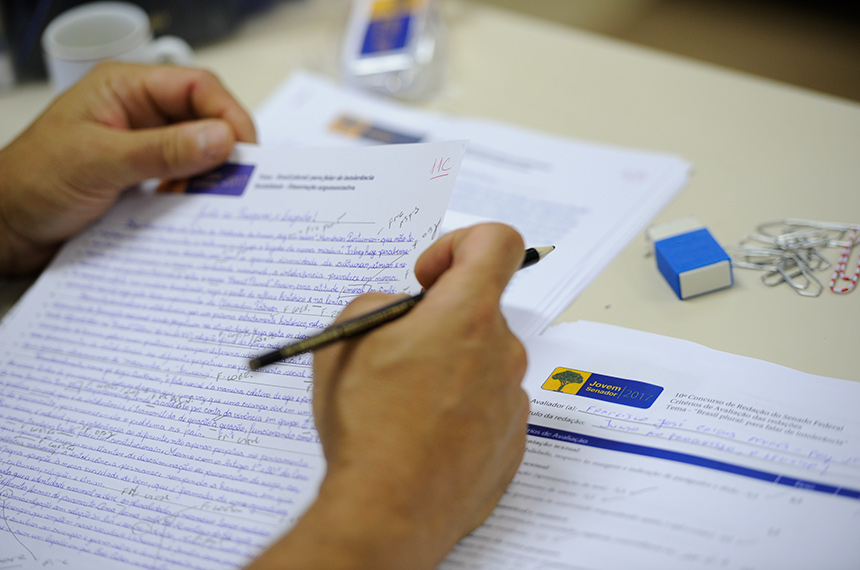 Reunião da comissão julgadora do Senado Federal para selecionar redação de um aluno ou aluna de cada unidade da Federação para participar do Programa Jovem Senador. A cada ano, um novo tema é lançado. Em 2017, o tema é  "Brasil plural: para falar de intolerância".   Foto: Edilson Rodrigues/Agência Senado