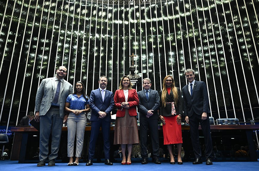 Posam para foto:
vice-presidente da Comissão de Atletas do Comitê Olímpico do Brasil, Rafael Silva;
membro da Comissão de Atletas do Comitê Olímpico do Brasil e a primeira mulher brasileira a conquistar uma medalha olímpica individual, Ketleyn Quadros;
requerente desta sessão, deputado Saulo Pedroso (PSD-SP); 
presidente e requerente desta sessão, senadora Leila Barros (PDT-DF); 
presidente do Comitê Olímpico do Brasil, Marco La Porta;
secretária Nacional de Excelência Esportiva, Iziane de Oliveira;
diretor-geral do Comitê Olímpico do Brasil e medalhista olímpico, Emanuel Rego.