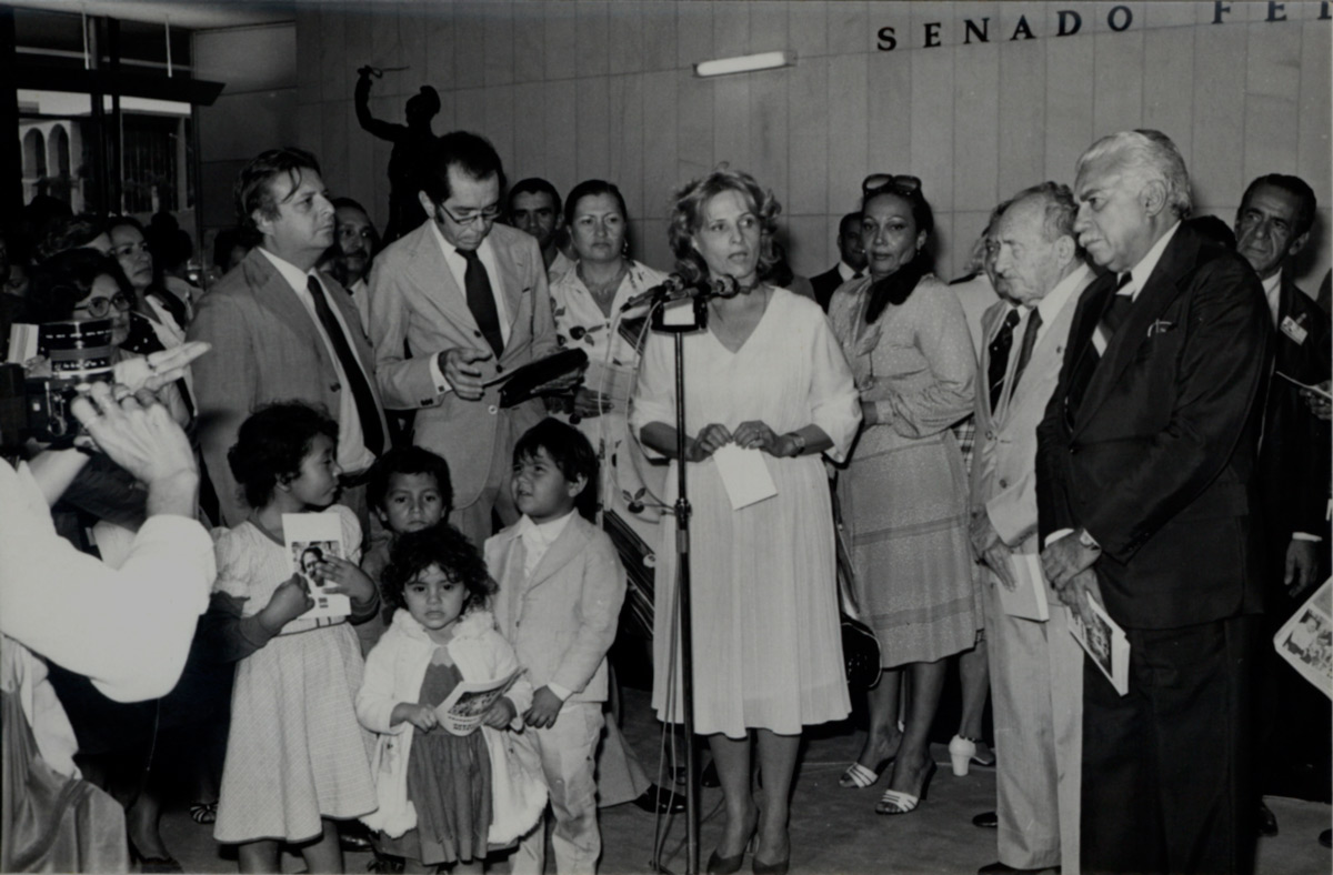 1ª senadora tomou posse há 40 anos e foi recebida com flor e poesia