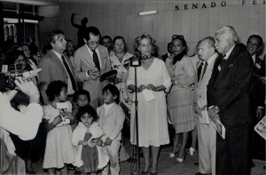 1ª senadora tomou posse há 40 anos e foi recebida com flor e poesia