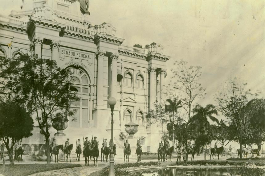 Tropas enviadas por Getúlio cercam o Palácio Monroe, sede do Senado, na manhã do golpe, em 1937