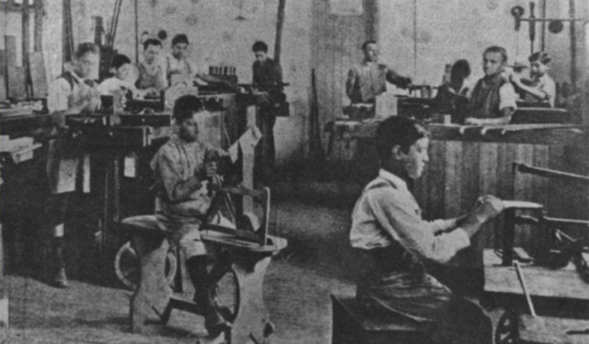 Crianças trabalham em fábrica de sapatos no início do século 20: em 1927, a atividade dos menores de 12 anos ficou proibida