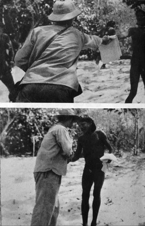 Em técnica de aproximação, funcionário do Serviço de Proteção aos Índios (SPI) oferece presente a indígena do povo Xavante na década de 1950