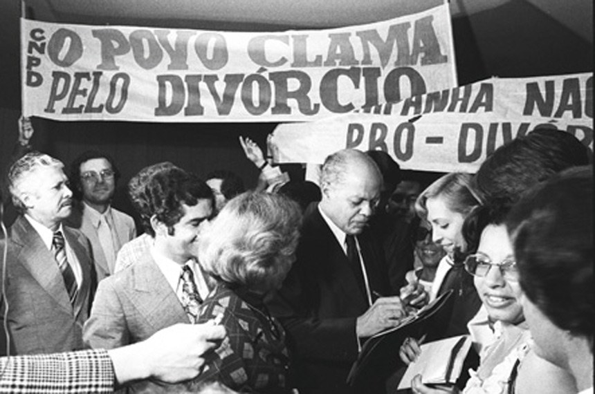 Em 1977, senador Nelson Carneiro recebe apoio a projeto sobre divórcio