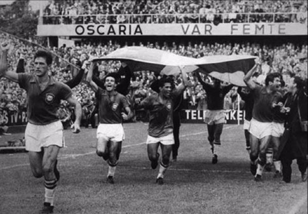 Bellini, Zagallo, Garrincha e Nilton Santos comemoram vitória na Suécia