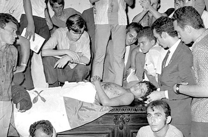 Morto com tiro no peito, Edson Luís é velado na Assembleia Legislativa do Rio