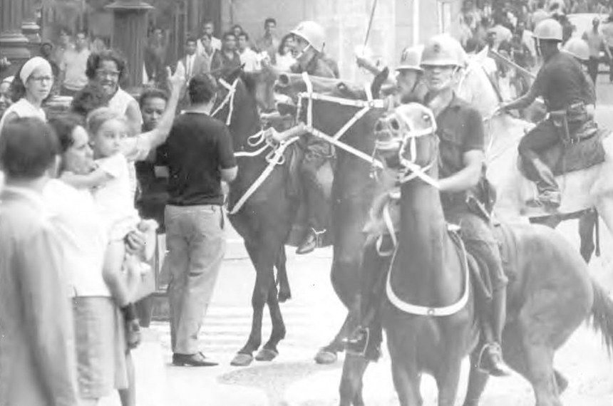Policiais atacam pessoas na saída da missa em homenagem a Edson Luís