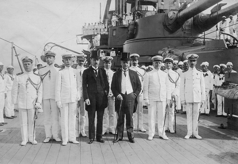 Em 1920, o presidente Epitacio Pessôa (de bengala) visita encouraçado da Marinha (imagem: Diretoria do Patrimônio Histórico e Documentação da Marinha)