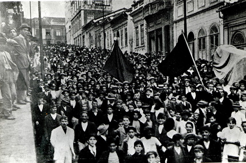Operários protestam em São Paulo em 1917: greve geral plantou semente das primeiras leis trabalhistas