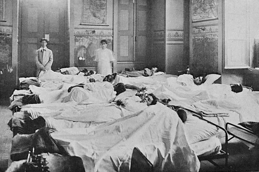 Doentes em enfermaria no Rio em 1918: epidemia de gripe forçou governo a organizar bases da rede pública de saúde 