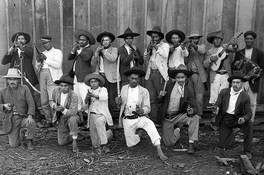 Grupo de vaqueanos (milícia armada privada) defende madeireira de ataques de revoltosos na Guerra do Contestado. Esta e as demais fotos desta galeria são do fotógrafo sueco Claro Jansson, que imigrou para o Brasil em 1891 e viveu na região na época da guerra