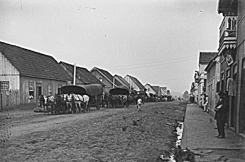 Carroções de imigrantes europeus chegando ao sul do país atravessam União da Vitória (PR)