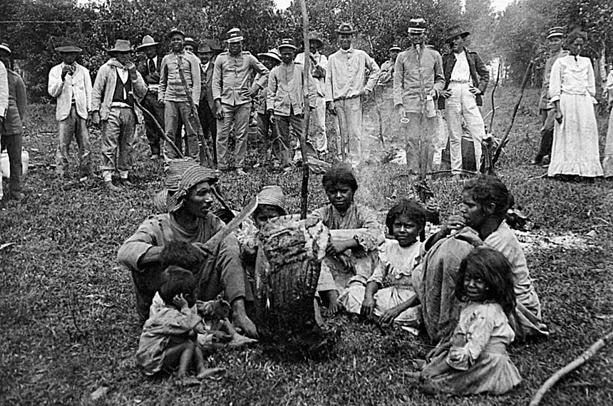 Família de sertanejos se rende às forças oficiais em Canoinhas (SC), em 1915