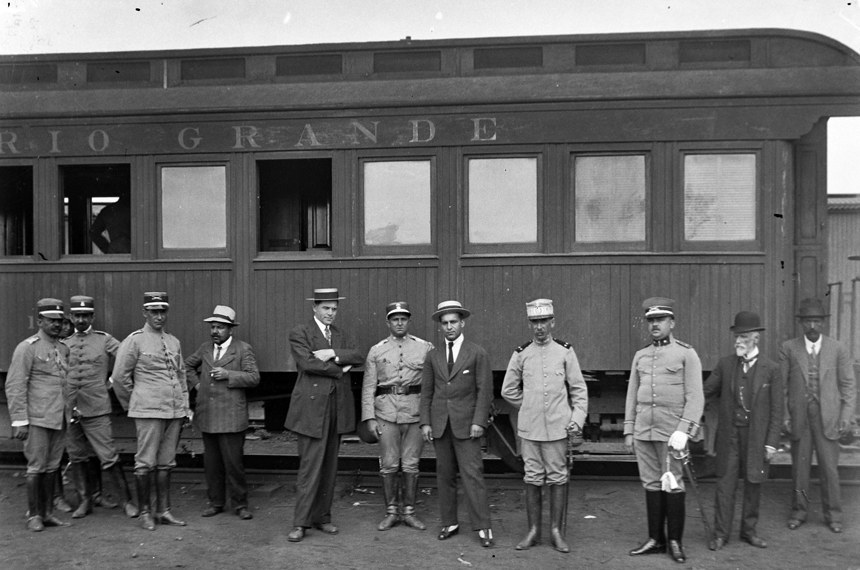 General Setembrino de Carvalho (de quepe branco) em estação em União da Vitória (PR)