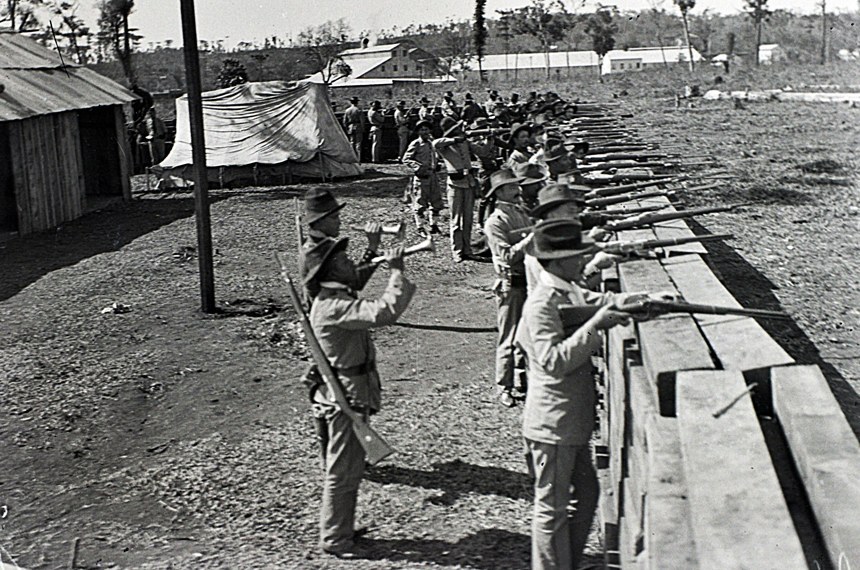 Barricada de madeira protege serraria dos ataques rebeldes em Três Barras (SC)
