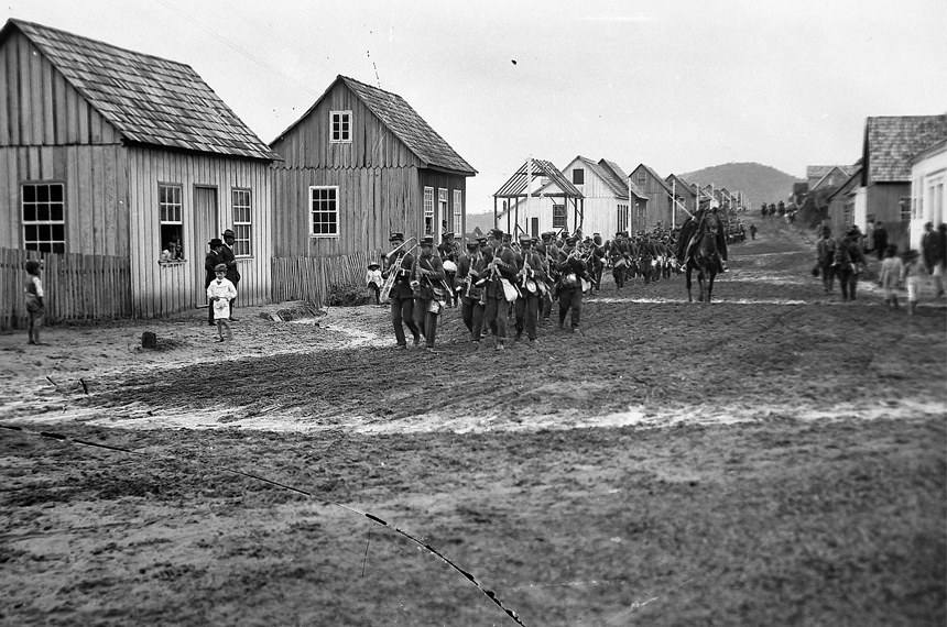 Comandante João Gualberto (montado) a caminho da batalha, pouco antes de morrer em combate
