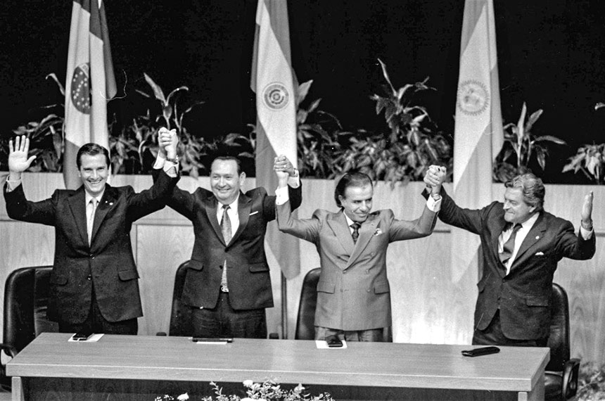 Os presidentes Collor, Rodríguez, Menem e Lacalle na assinatura do Tratado de Assunção (Foto: Gabinete senador Fernando Collor)