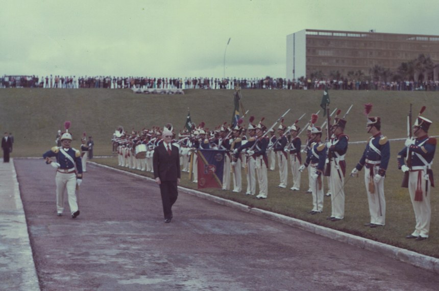 Cerimônia de posse do presidente Geisel em frente ao Congresso, em 1974: três anos depois, ele fecharia o Legislativo