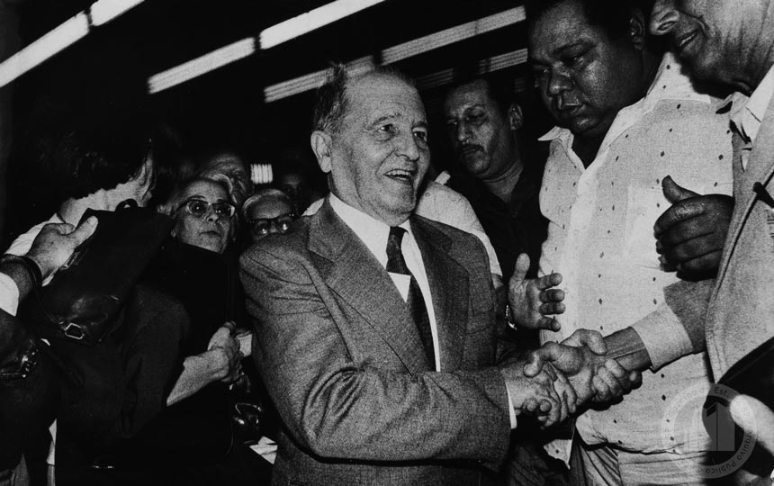 Após anos de exílio na União Soviética, Luís Carlos Prestes é recebido com festa na volta ao Brasil em 1979 (foto: Sueli Tomazini/Arquivo Público do Estado de São Paulo)