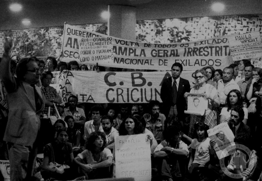 Manifestantes pressionam Congresso (foto: Arquivo Público do Estado de São Paulo)