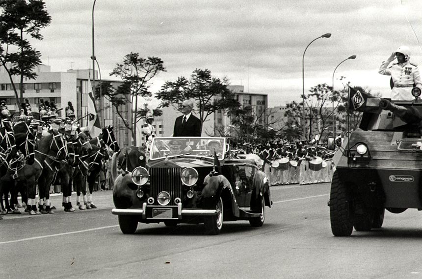 O general Ernesto Geisel desfila em Brasília no dia da posse como presidente